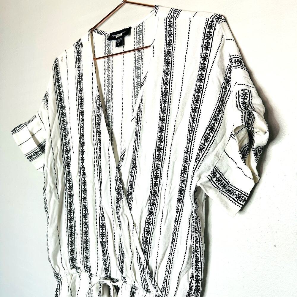 Fifteen Twenty Women's White Surplice Wrap V-Neck Striped Romper Size Large - Picture 11 of 12
